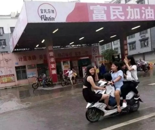 廣西5個少女共騎一輛摩托車行駛，東莞保安公司威遠(yuǎn)保安也驚呆