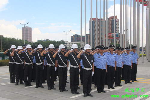 國(guó)企為阻止拆除廣告大屏 調(diào)近百物業(yè)保安與城管對(duì)峙