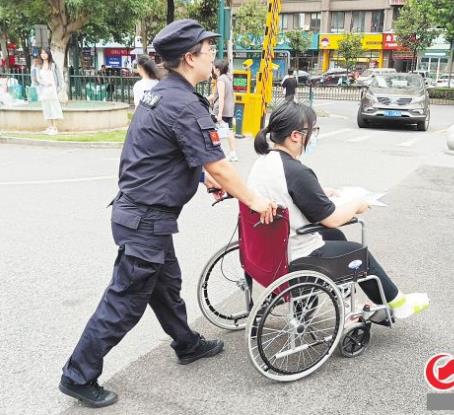 高考前女生腿受傷，女保安把輪椅推進考場